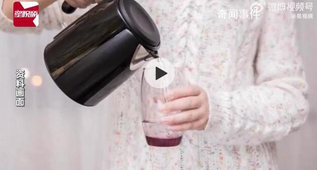 女子4小时狂喝14斤水中毒 经过治疗痊愈出院